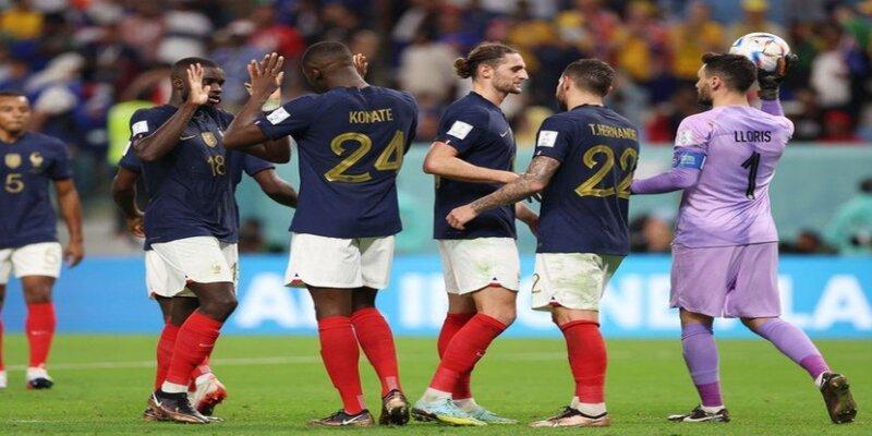 ‘Les Bleus’ mạnh từ công đến thủ