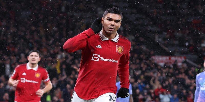 Casemiro ăn mừng bàn thắng